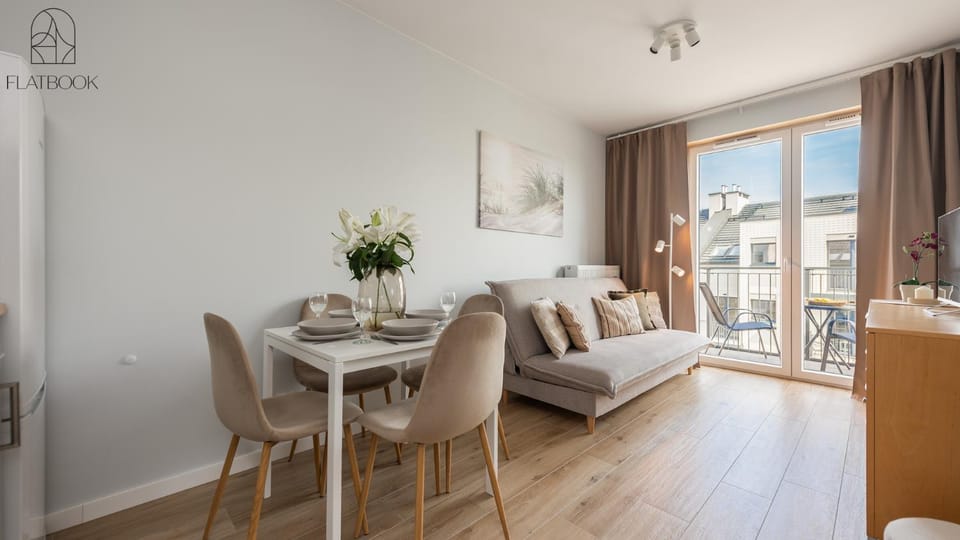 Bed, Living room, Photo of the whole room, Seating area, Dining area