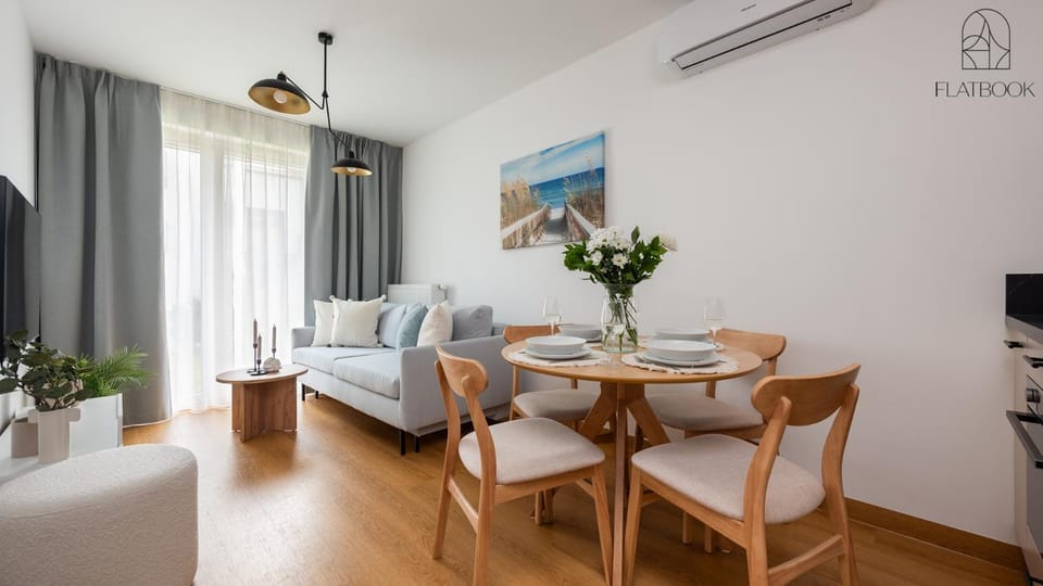 Bed, TV and multimedia, Living room, Photo of the whole room, Seating area, Dining area, air conditioner