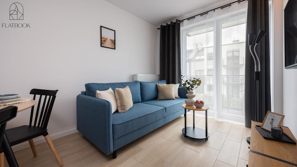 Bed, TV and multimedia, Living room, Photo of the whole room, Seating area