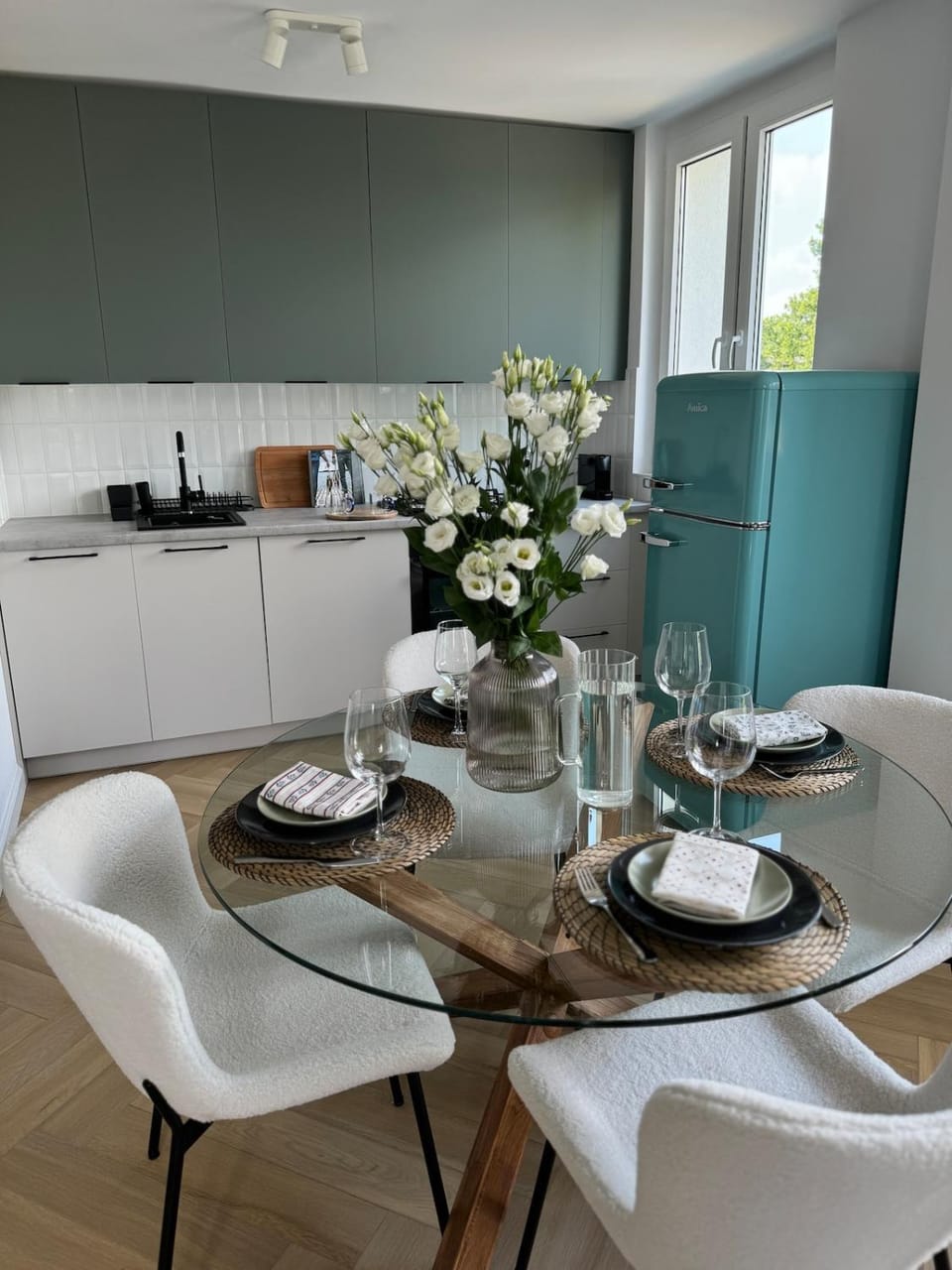 Kitchen or kitchenette, Dining area