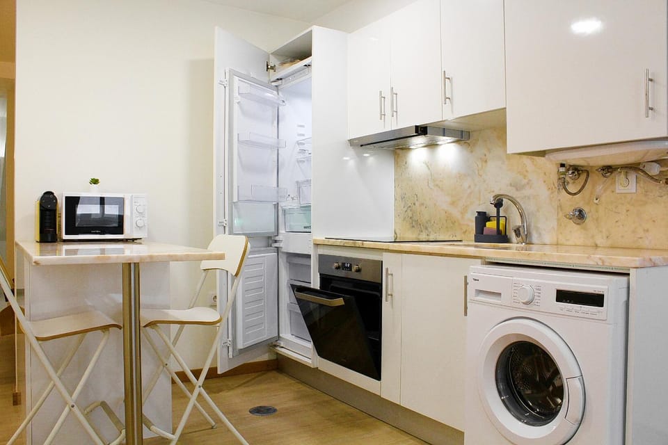 Coffee/tea facilities, Kitchen or kitchenette, Dining area, microwave, oven, stove, toaster, washing machine