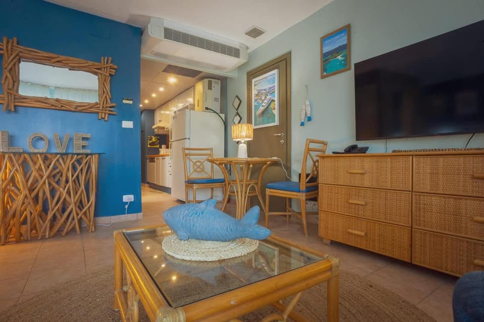 Optimum Oasis - Royal Retreats at Maho Beach Studio House in Simpson Bay