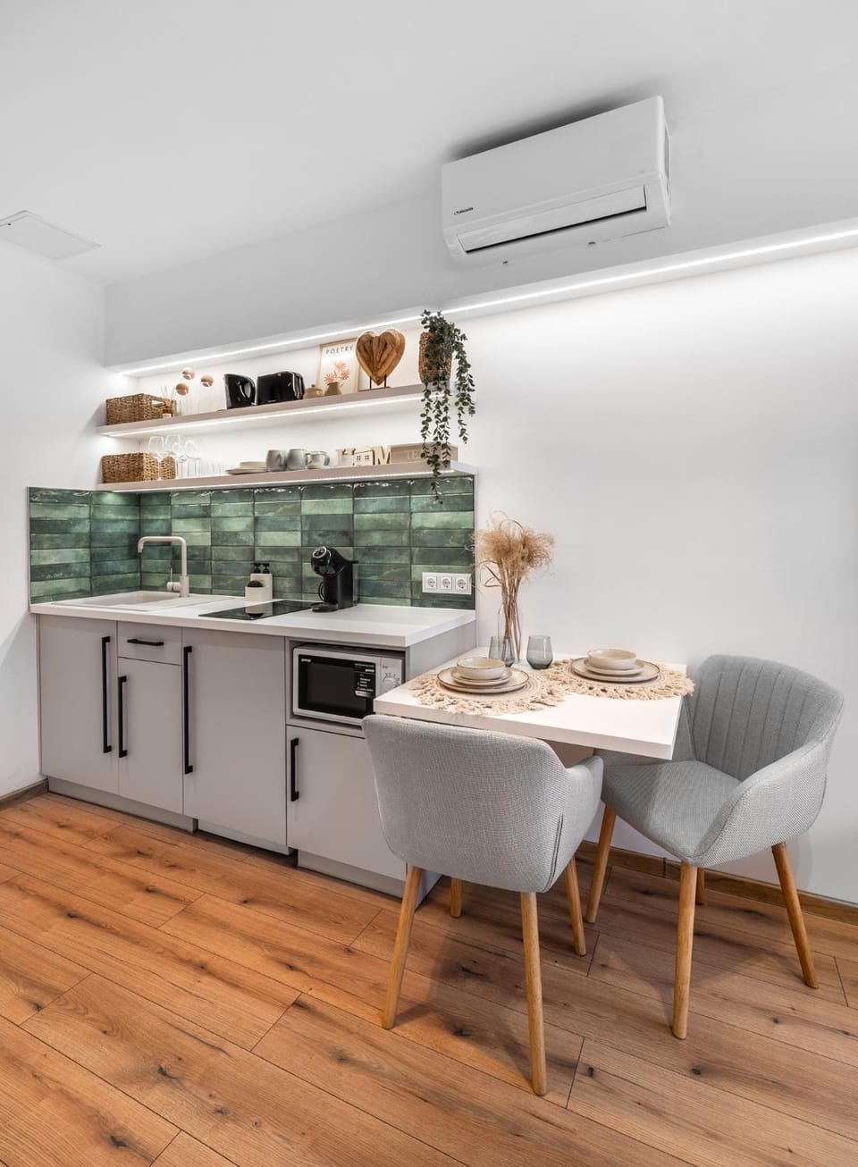 Coffee/tea facilities, Dining area, microwave, minibar, kitchen
