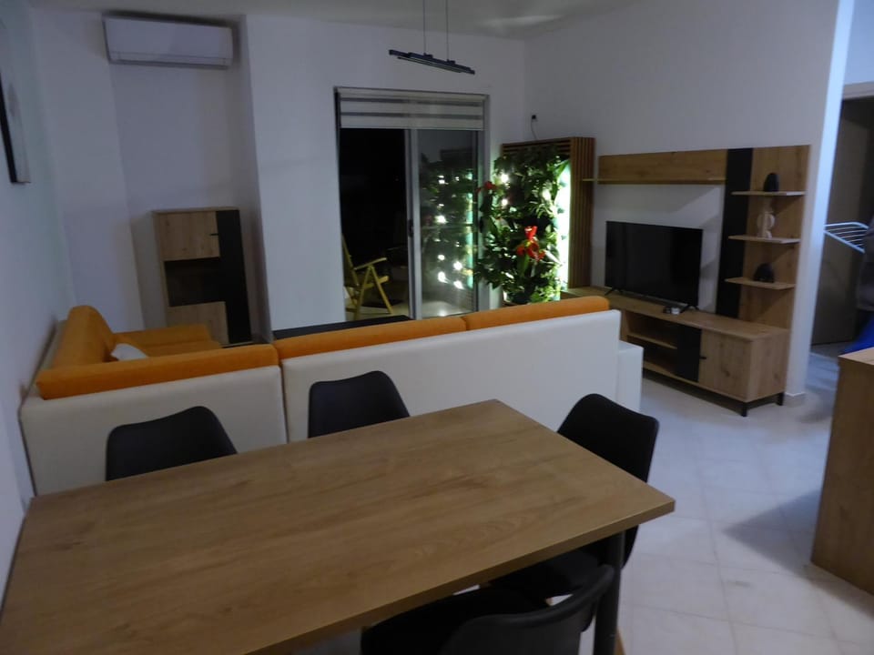 Communal lounge/ TV room, TV and multimedia, Seating area, Dining area, Evening entertainment, air conditioner