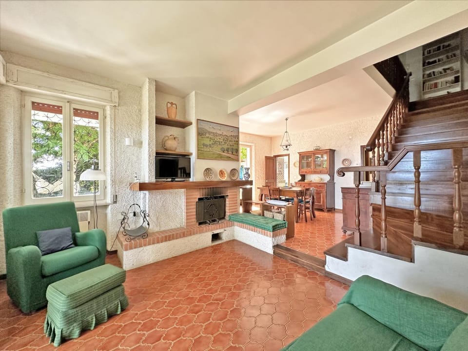 TV and multimedia, Kitchen or kitchenette, Living room, Seating area