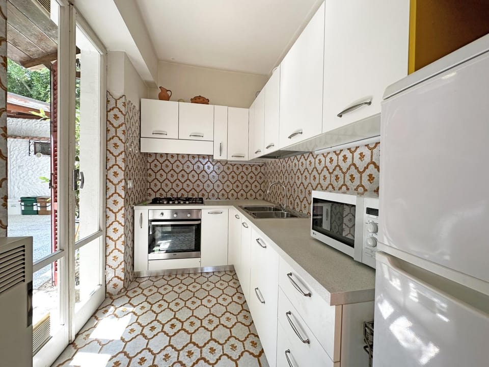 Kitchen or kitchenette, dishwasher, oven, pet friendly, stove