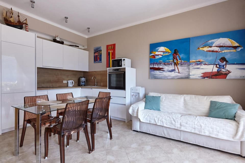 Kitchen or kitchenette, Living room, Seating area, Dining area, oven