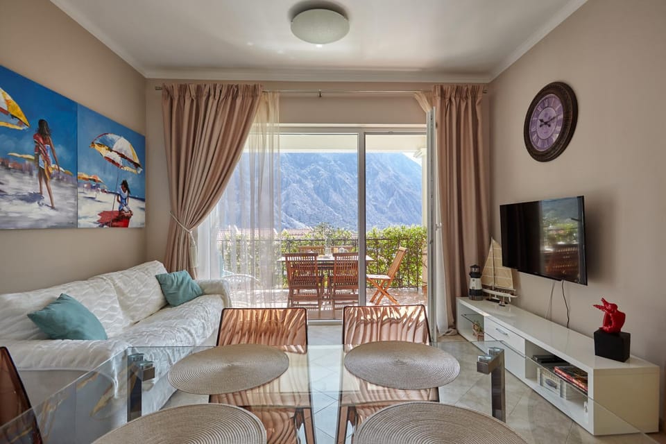 Natural landscape, TV and multimedia, Living room, Seating area, Dining area, Mountain view