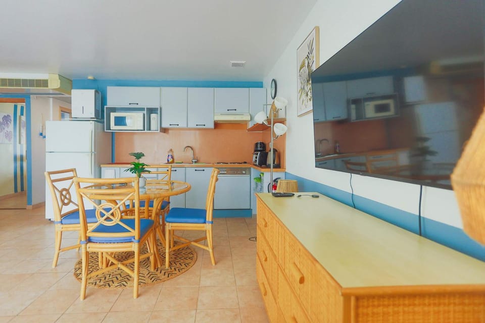 Paradise Perch - Royal Retreats at Maho Beach House in Simpson Bay