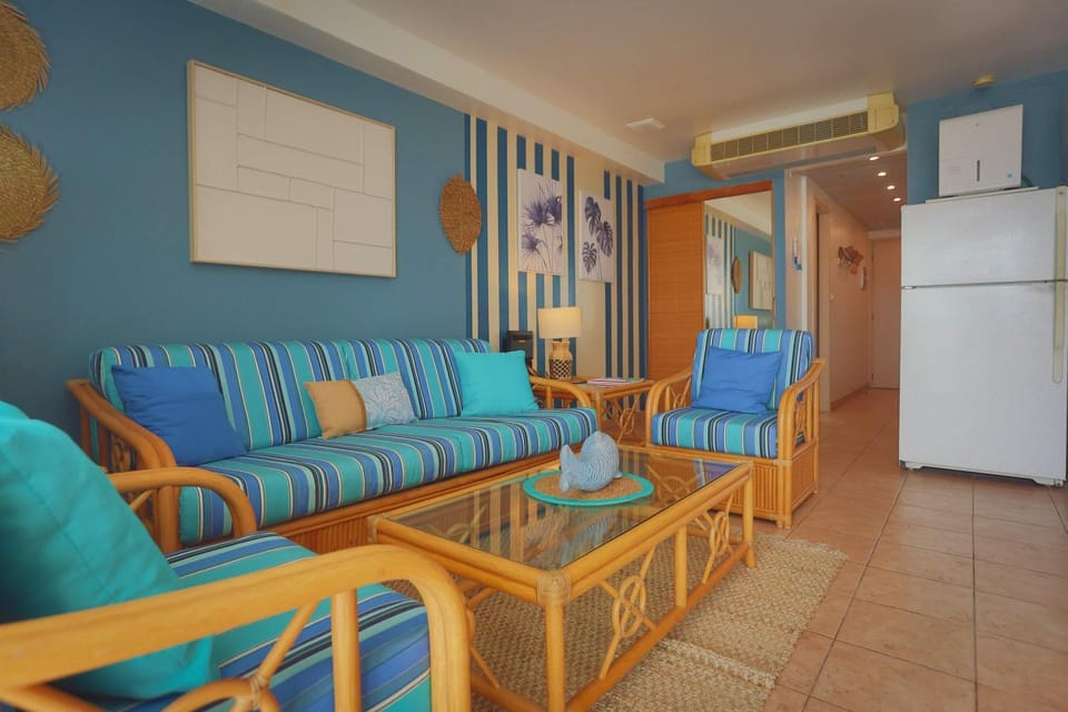 Paradise Perch - Royal Retreats at Maho Beach House in Simpson Bay