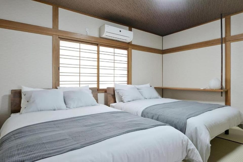 Bed, Photo of the whole room, Bedroom, air conditioner