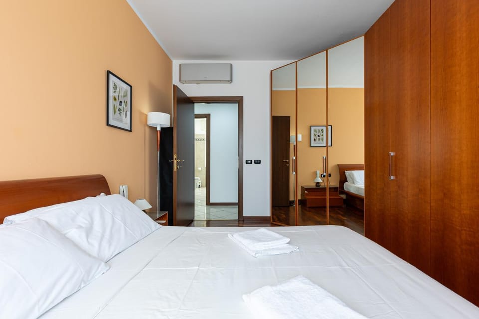 Bed, Bedroom, wardrobe, air conditioner