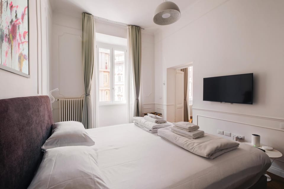 Bed, TV and multimedia, Photo of the whole room, Bedroom, towels
