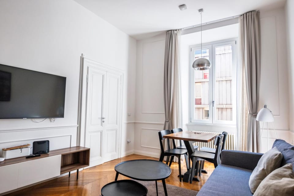 Communal lounge/ TV room, TV and multimedia, Living room, Seating area, Dining area, Evening entertainment