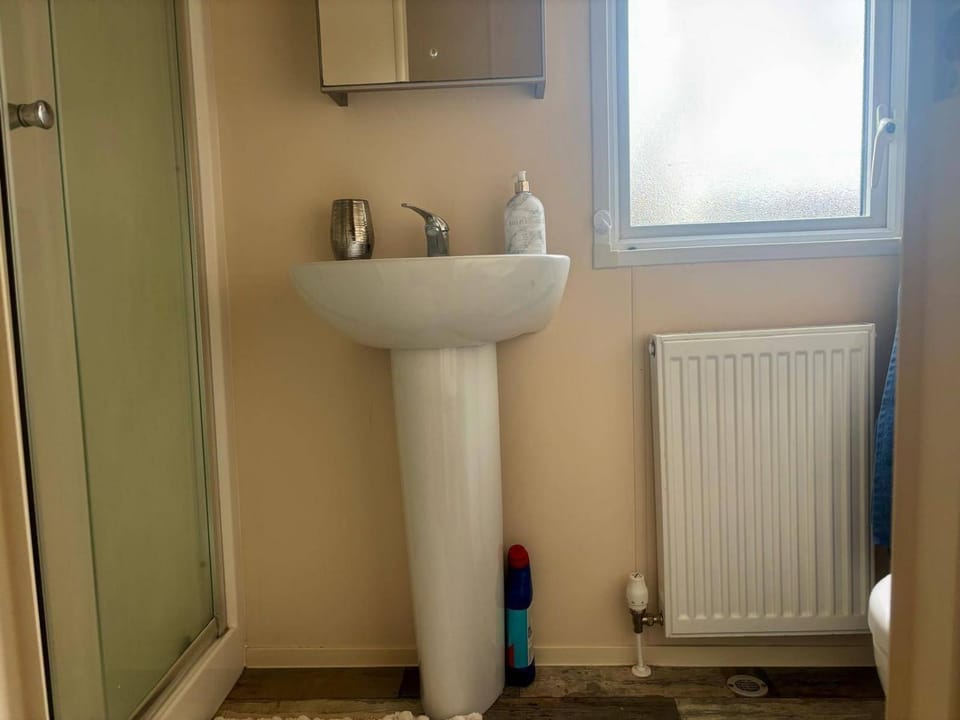 Caravan in Holcot - Sleeps 6 - Maximum 6 people - Maximum 4 adults per booking -Pet Friendly House in Daventry District