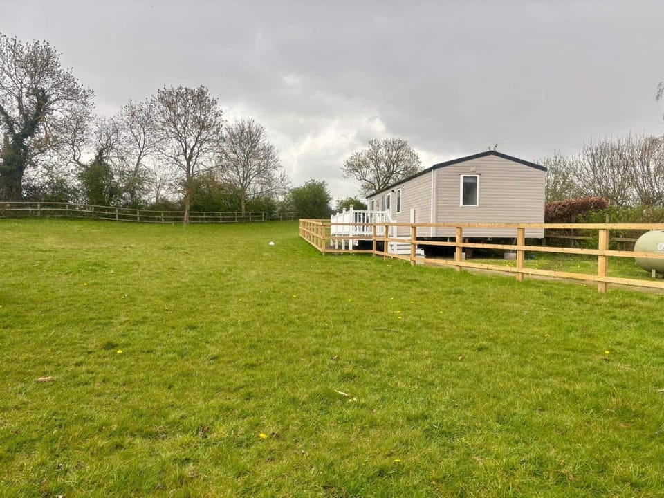 Caravan in Holcot - Sleeps 6 - Maximum 6 people - Maximum 4 adults per booking -Pet Friendly House in Daventry District