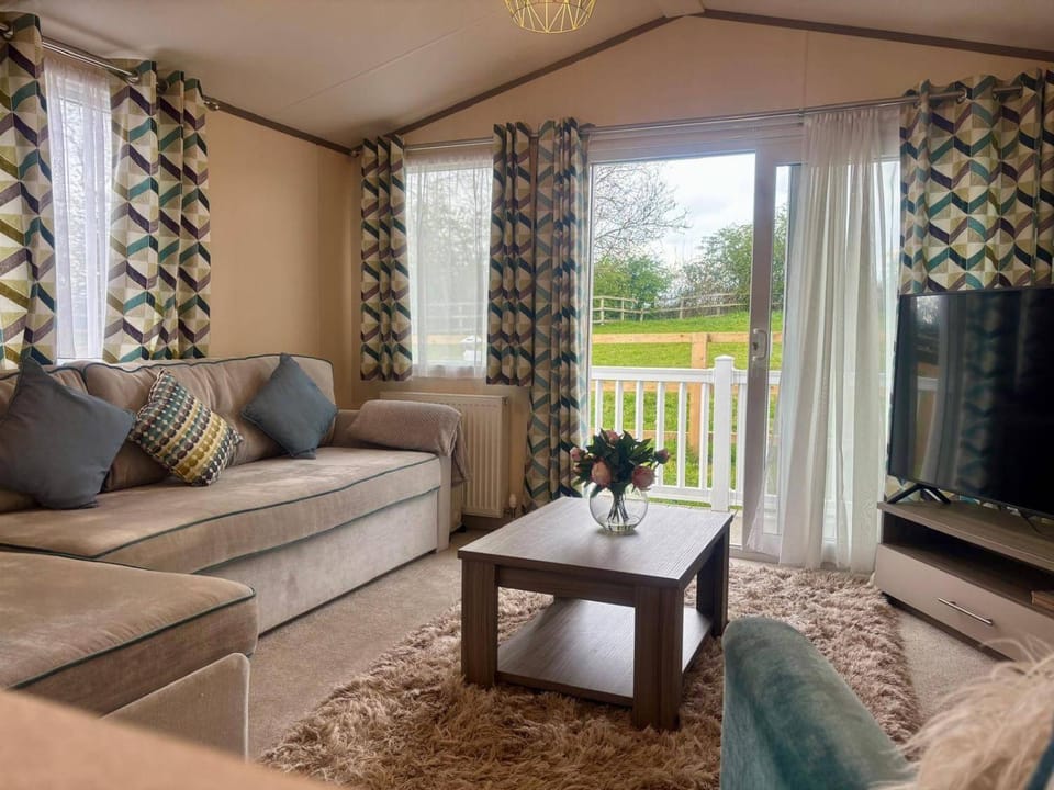 Caravan in Holcot - Sleeps 6 - Maximum 6 people - Maximum 4 adults per booking -Pet Friendly House in Daventry District