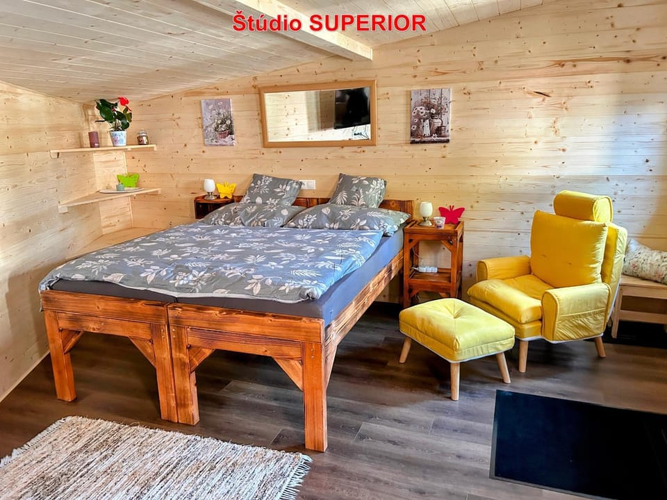 Photo of the whole room, Bedroom