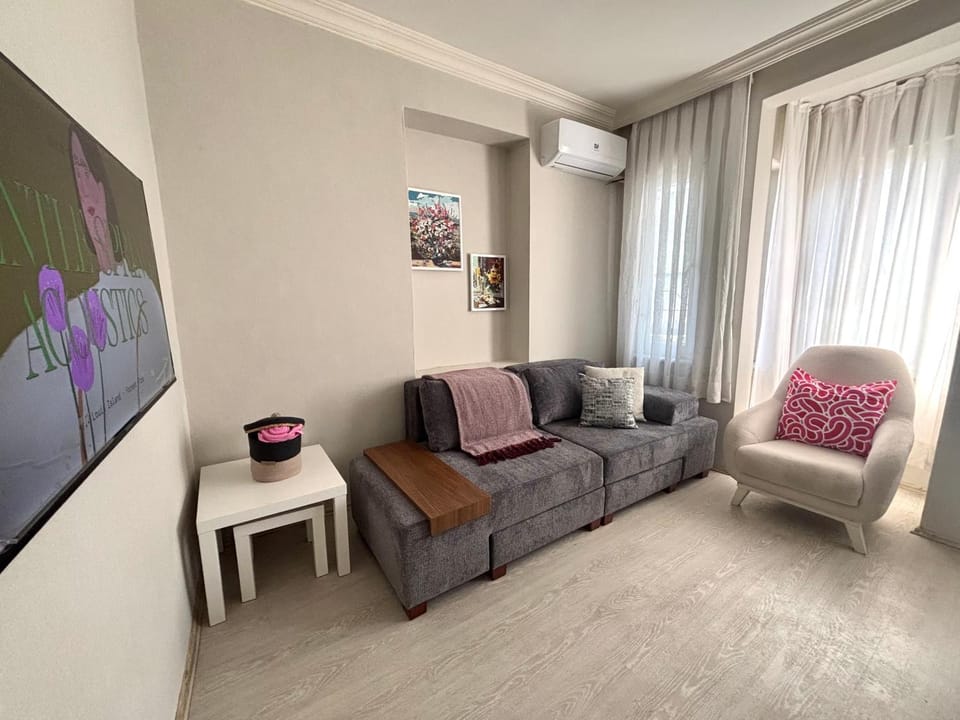 TV and multimedia, Living room, Seating area, air conditioner