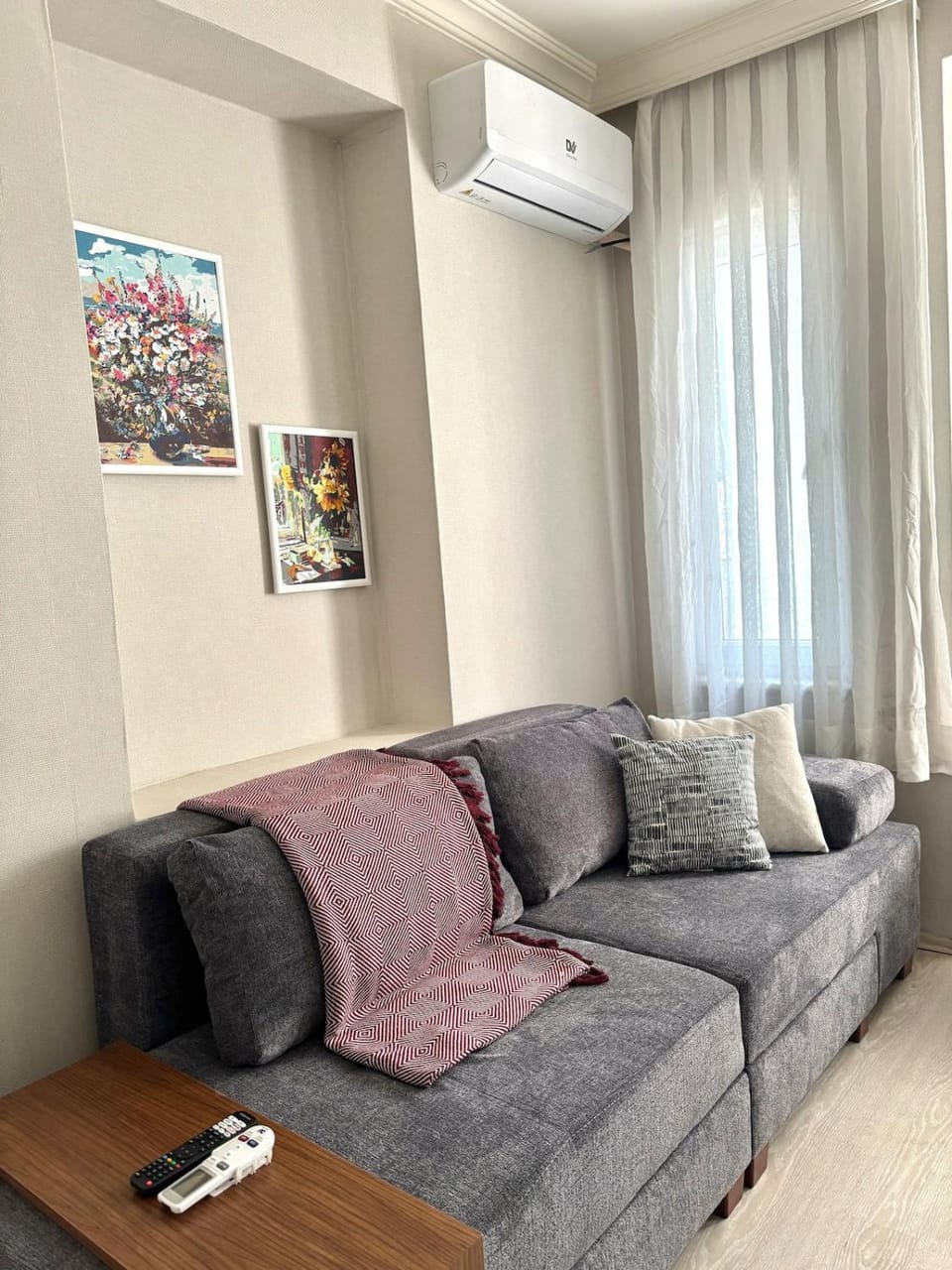 Living room, Seating area, air conditioner