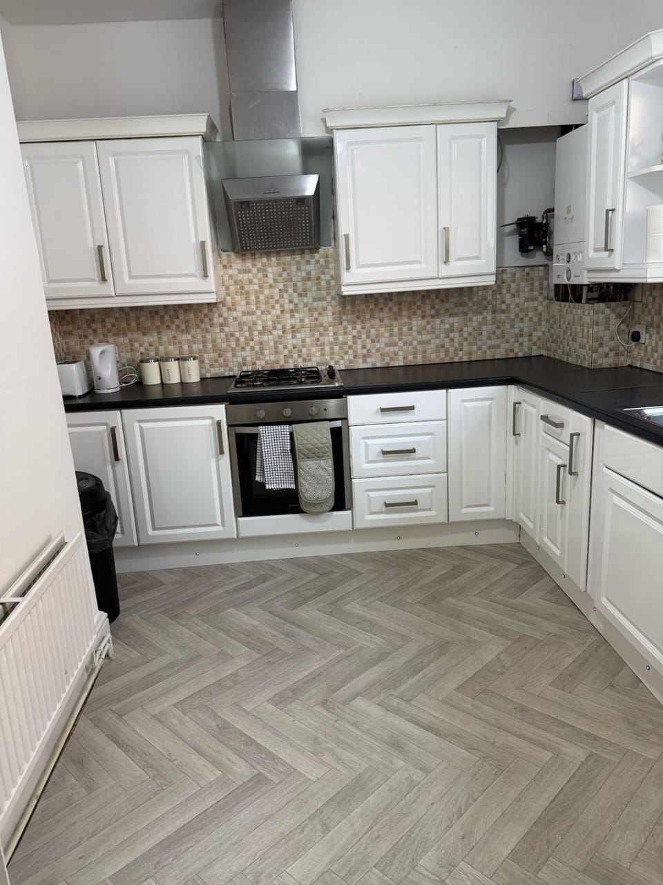 Central location - 3 BR Spacious Townhouse - WiFi - Netflix House in Leicester