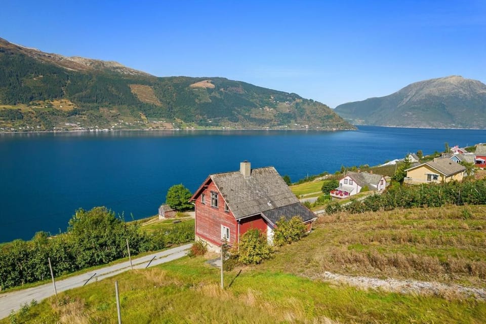 The queen path right from the house House in Vestland