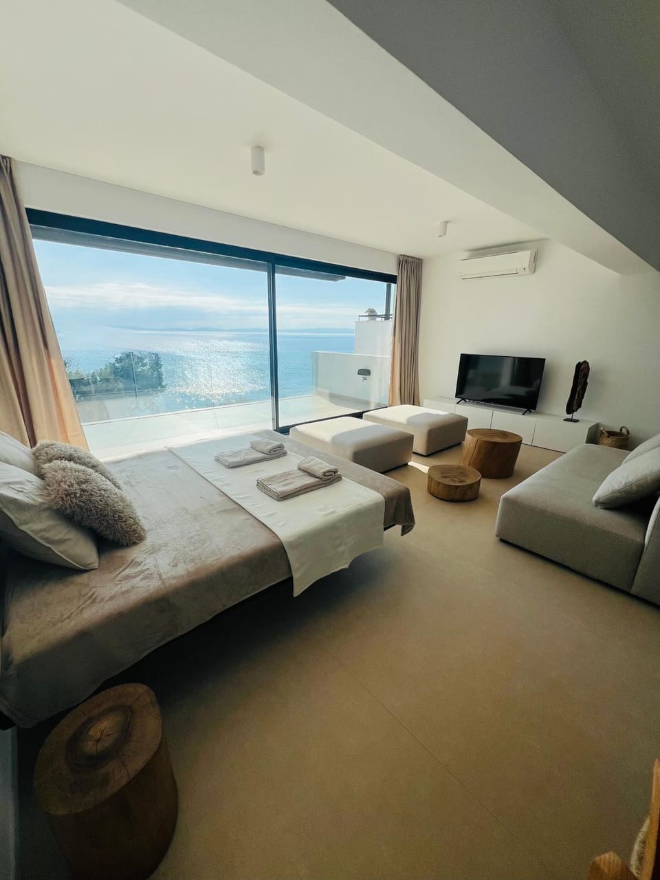 Bed, TV and multimedia, Bedroom
