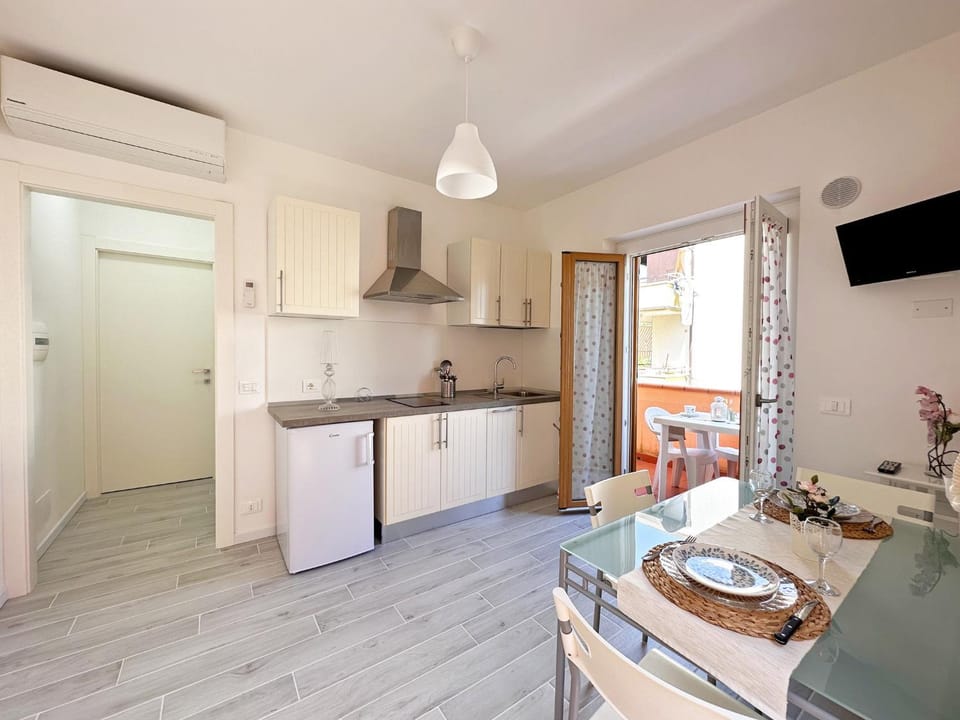 TV and multimedia, Kitchen or kitchenette, Living room, Seating area, Dining area, stove