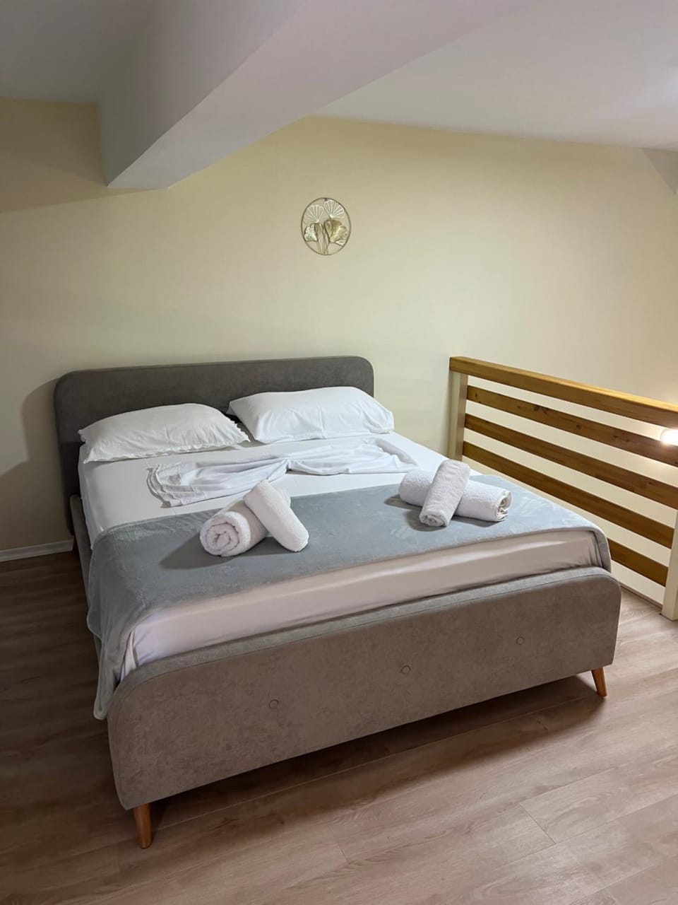 Bed, Bedroom, towels
