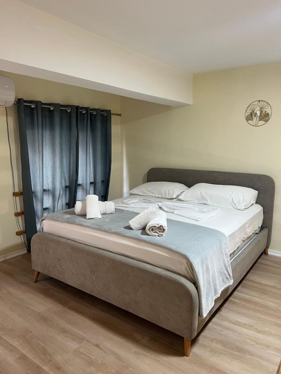 Bed, Bedroom, towels