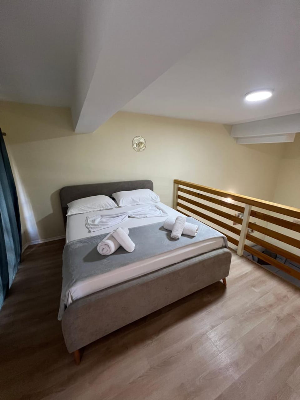 Bed, Bedroom, towels