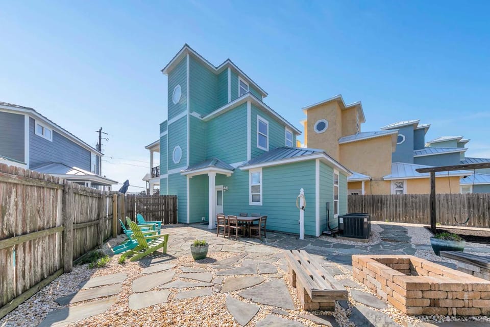 Turquoise Tail House in Sunnyside