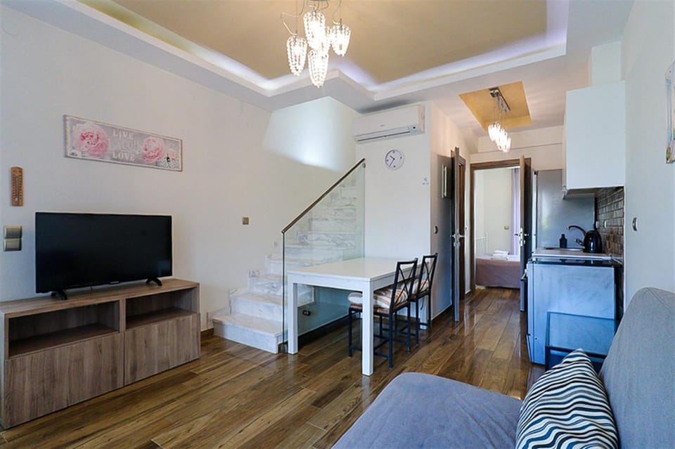 TV and multimedia, Kitchen or kitchenette, Living room, Seating area