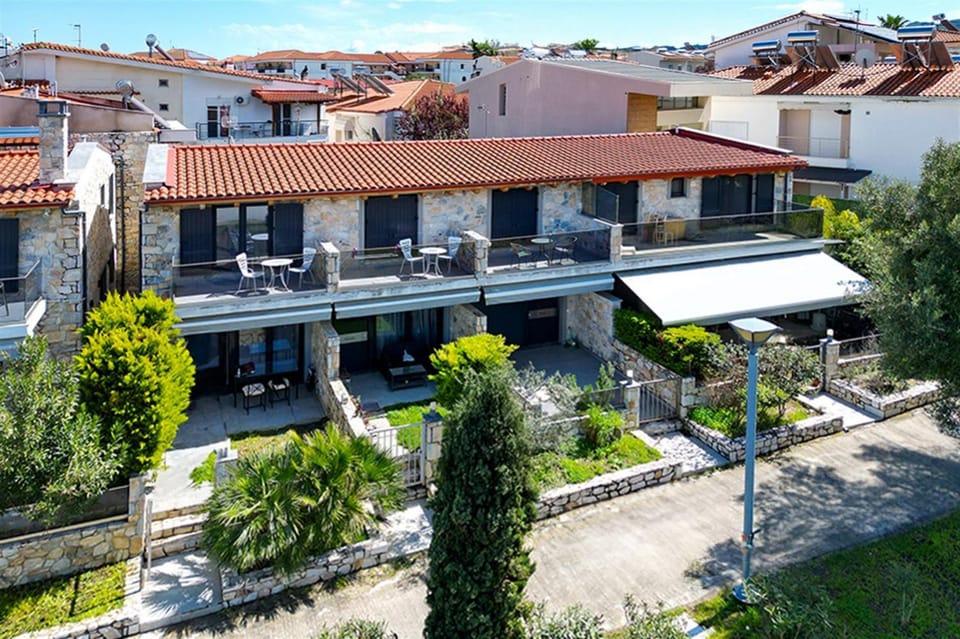 Property building, Day, Neighbourhood