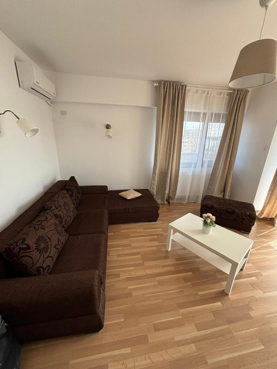 Bed, Living room, Photo of the whole room, Seating area