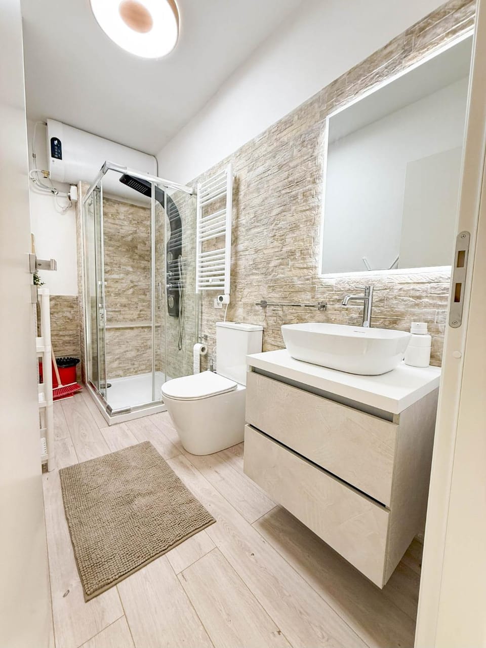 Shower, Toilet, Bathroom, Photo of the whole room, towels