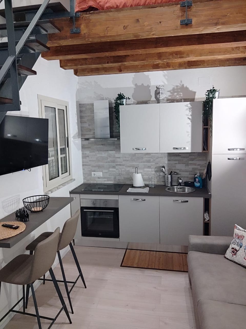 TV and multimedia, Kitchen or kitchenette, Living room, Seating area, Dining area, minibar, oven, stove, toaster