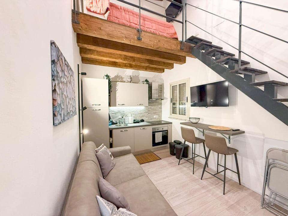 Kitchen or kitchenette, Living room, Seating area, Dining area, minibar, oven, stove