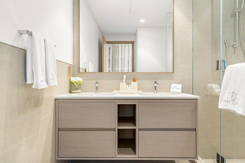 FIRST CLASS 2BR Luxurious Downtown Bliss Apartment in Dubai
