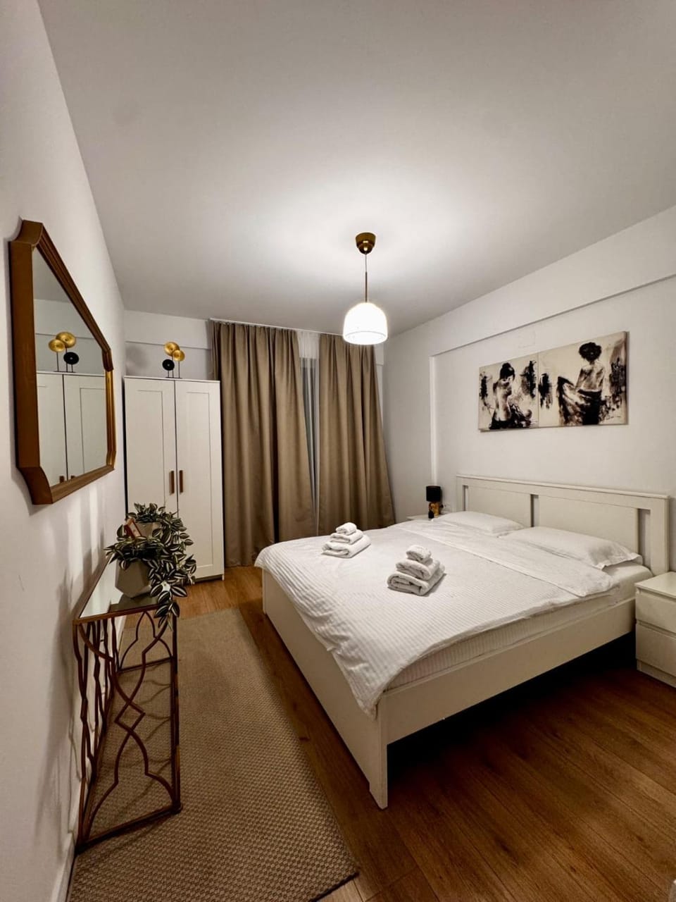 Bed, Photo of the whole room, Bedroom, towels