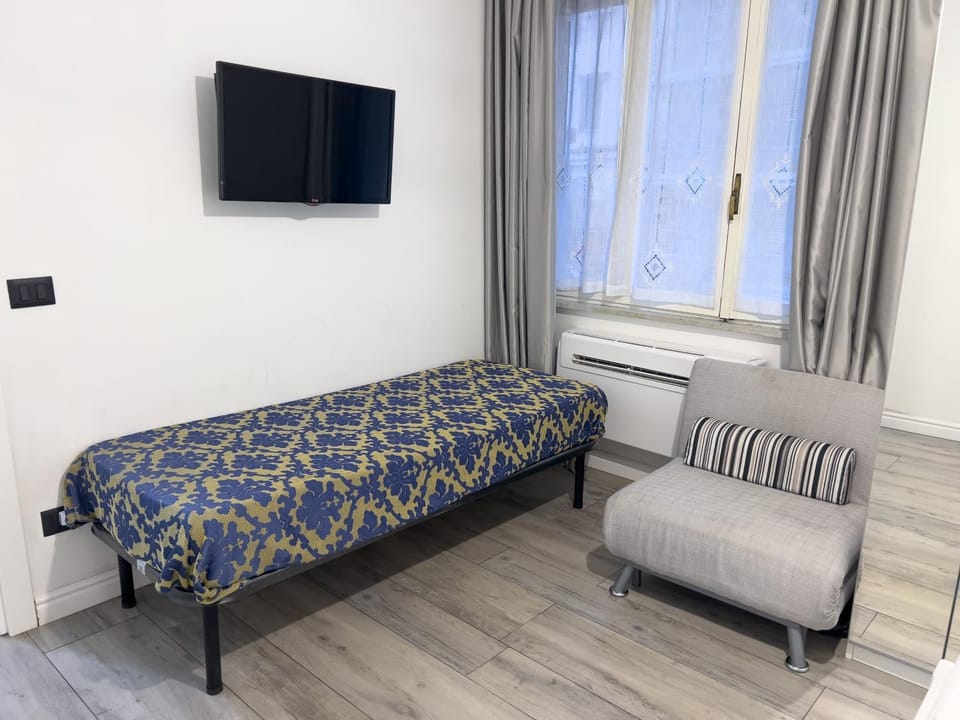 Bed, TV and multimedia, Bedroom