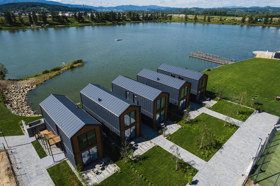 Property building, Day, Natural landscape, Bird's eye view, Lake view, Mountain view