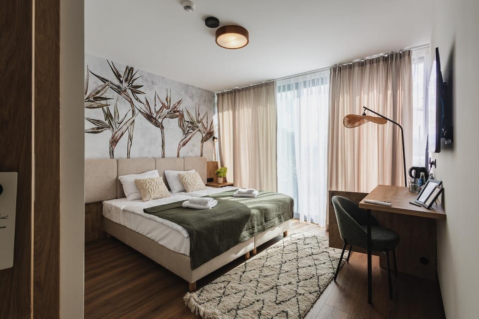 Bed, TV and multimedia, Living room, Photo of the whole room, Bedroom, towels