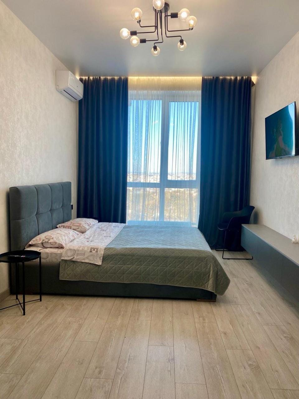 Bed, TV and multimedia, Photo of the whole room, Bedroom