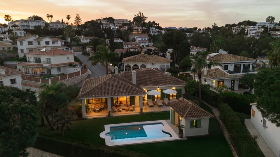 Property building, Patio, Day, Swimming pool, Sunrise, Sunset, sunbed