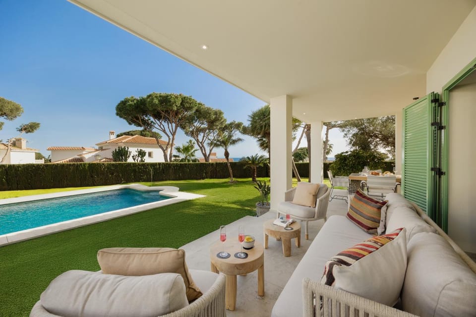 Patio, Day, Garden, Garden, Balcony/Terrace, Living room, Seating area, Swimming pool, Swimming pool, sunbed