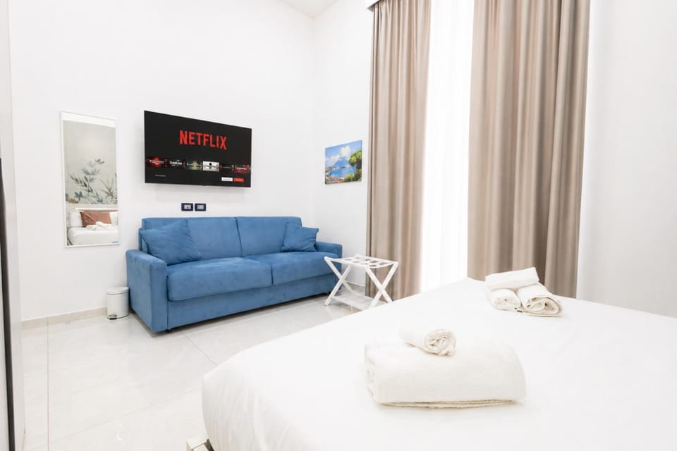 Bed, TV and multimedia, Photo of the whole room, Seating area, Bedroom, towels
