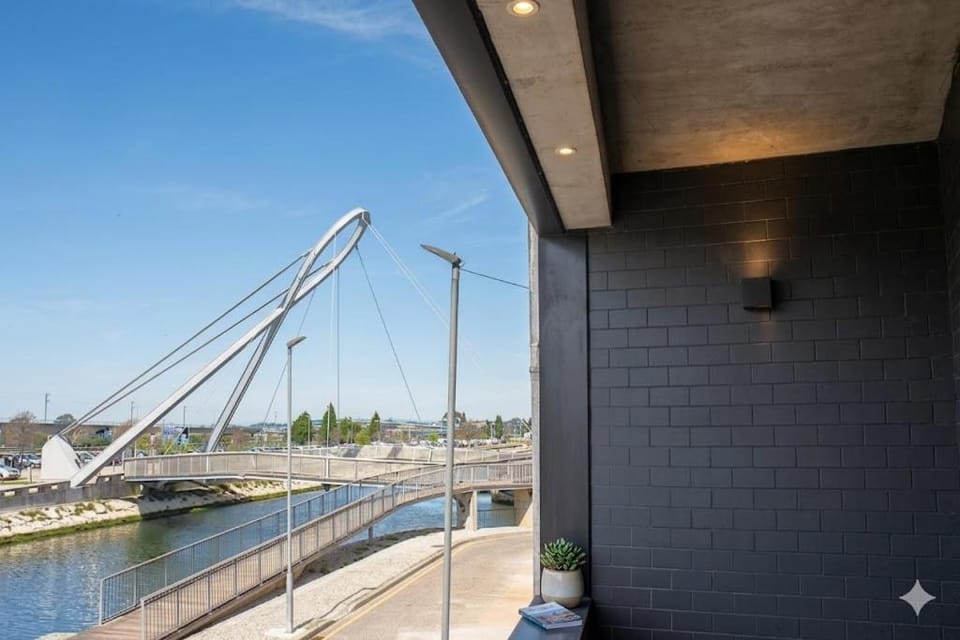 Property building, View (from property/room), View (from property/room), Balcony/Terrace, Balcony/Terrace, City view, Lake view, River view