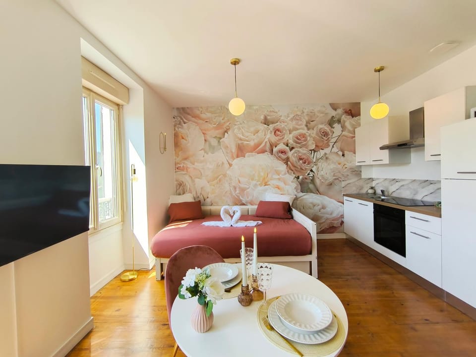 TV and multimedia, Kitchen or kitchenette, Dining area, oven, stove