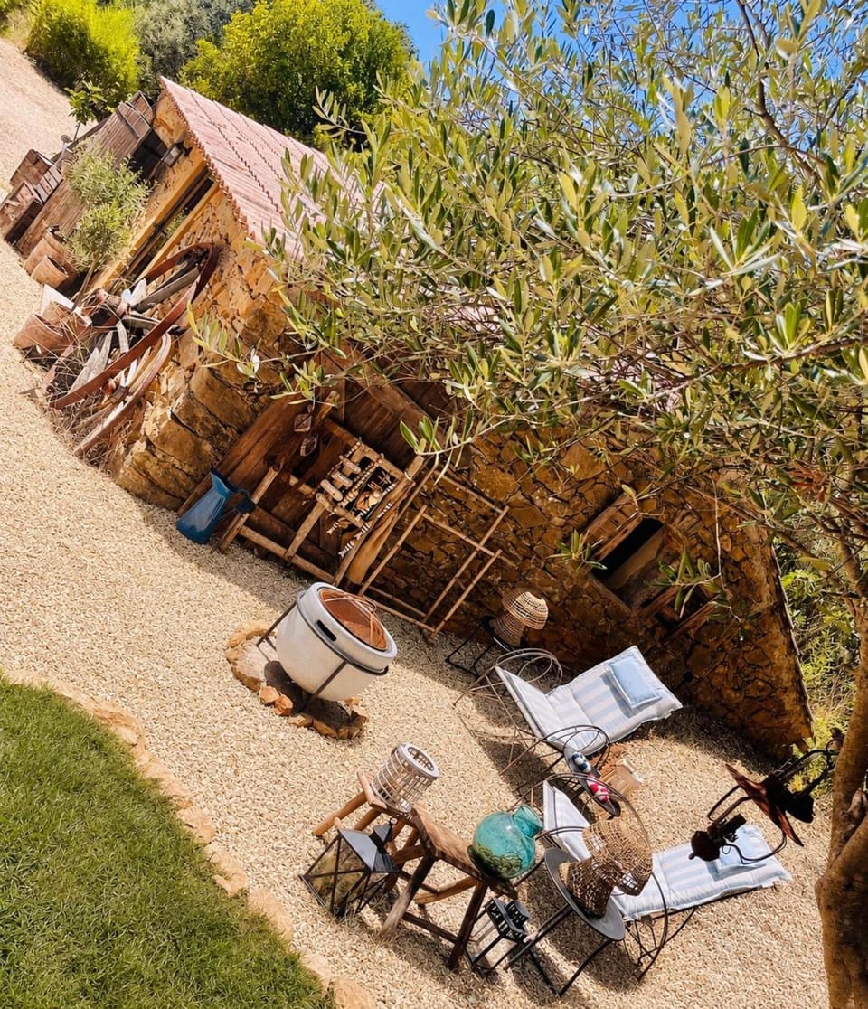 Authentique bergerie en pierre avec jacuzzi, piscine et massages La grange des amoureux Bed and Breakfast in Le Beausset
